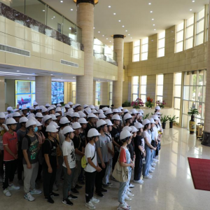 履行公益責(zé)任，推動校企合作--廣西大學(xué)300多名師生到我司開展研學(xué)活動 .. ...