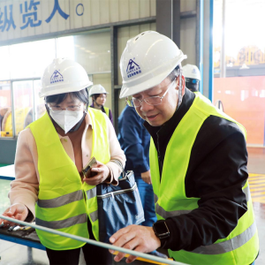 南寧市市場監(jiān)管局黨組書記、局長 李善欽率隊到縱覽集團調(diào)研指導 ...